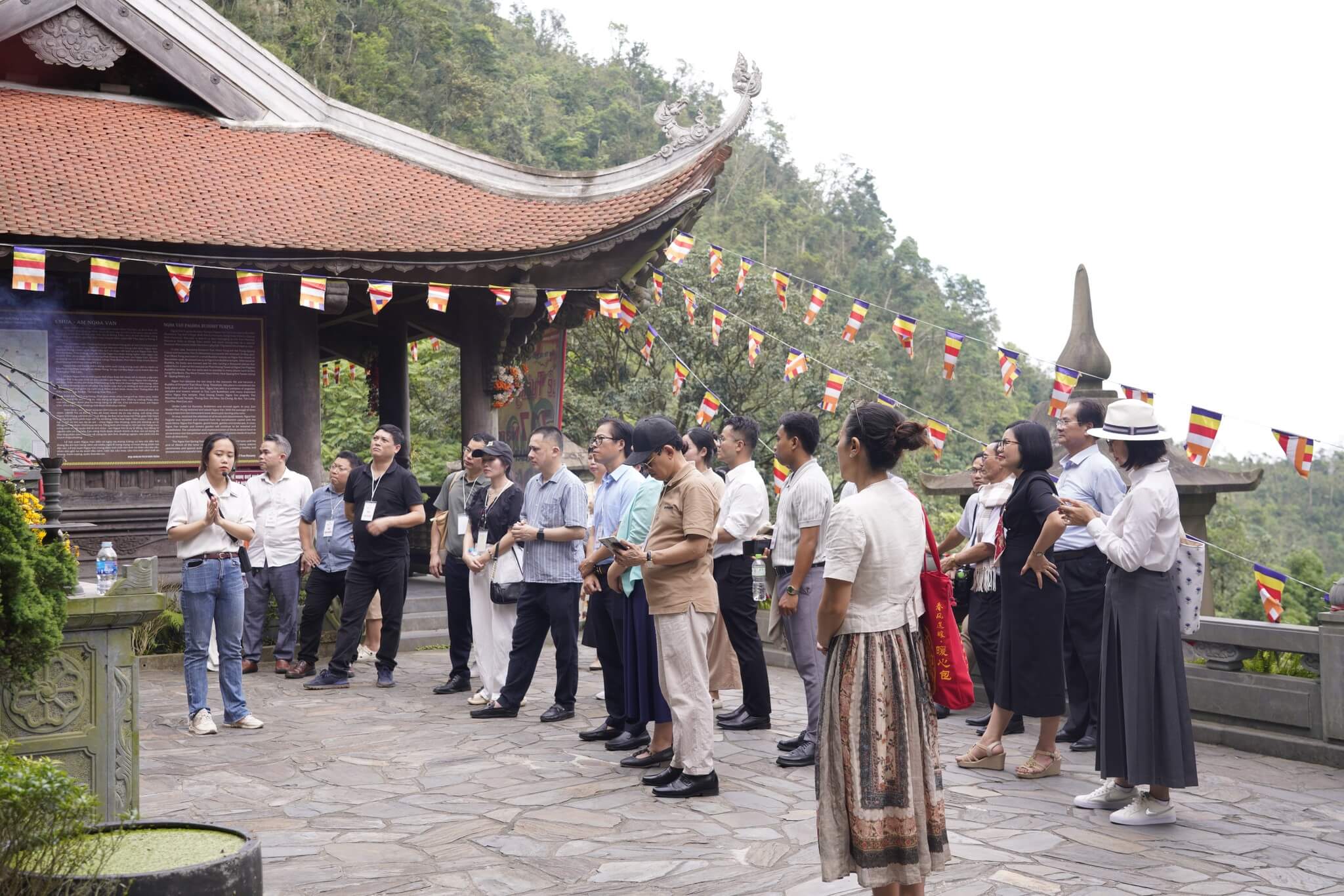 Đoàn đại biểu Hội thảo Khoa học Quốc gia lắng nghe chia sẻ về thánh tích Ngọa Vân