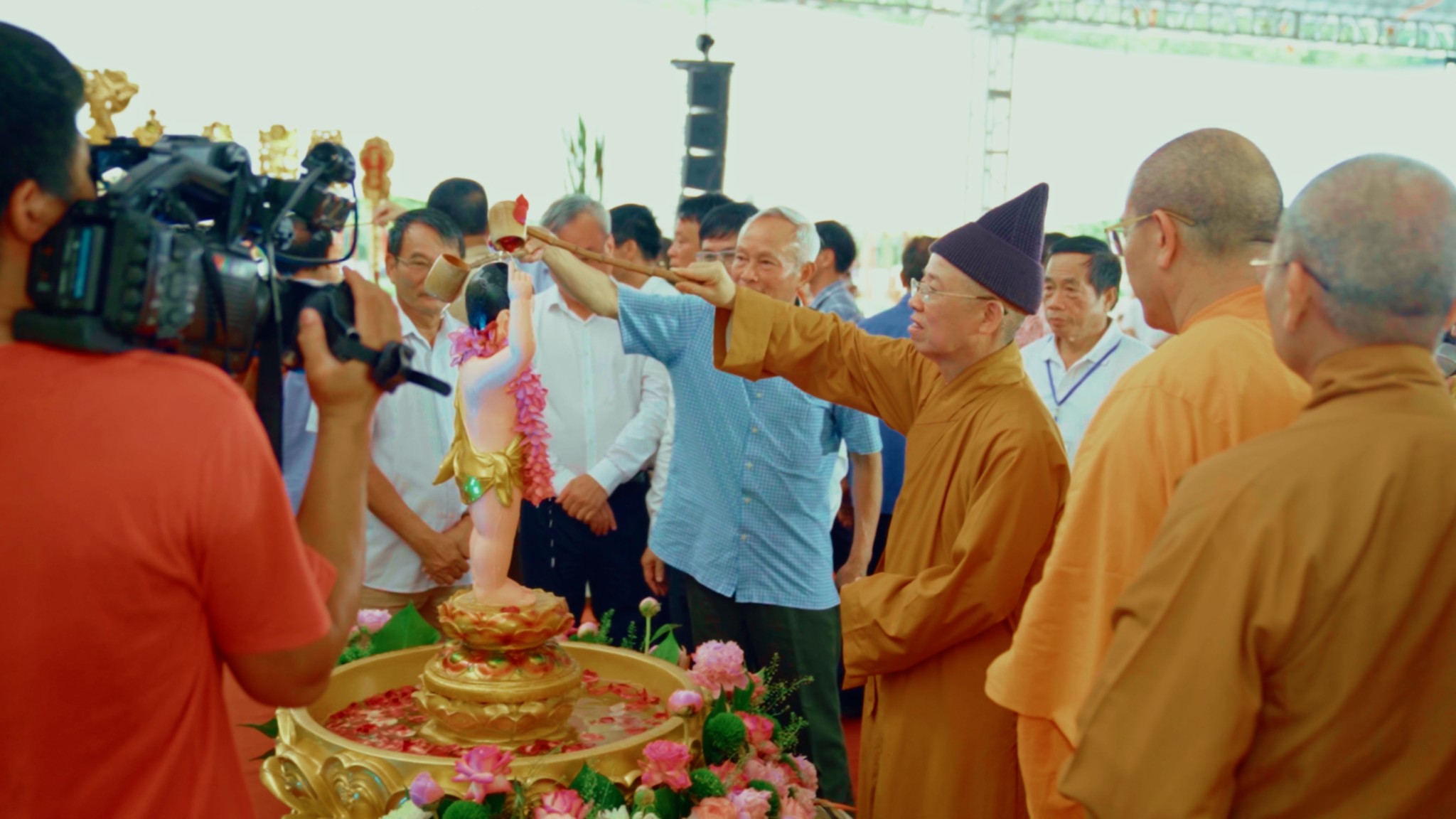 Nghi thức tắm Phật trang nghiêm tại Làng thiền Ngọa Vân 