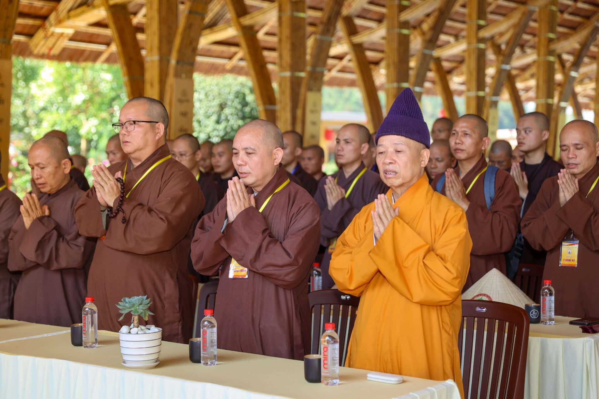 Hoà thượng Thích Thanh Quyết cùng chư vị Tôn đức của tỉnh đã về Ngoạ Vân đón tiếp và chia sẻ lịch sử với đoàn