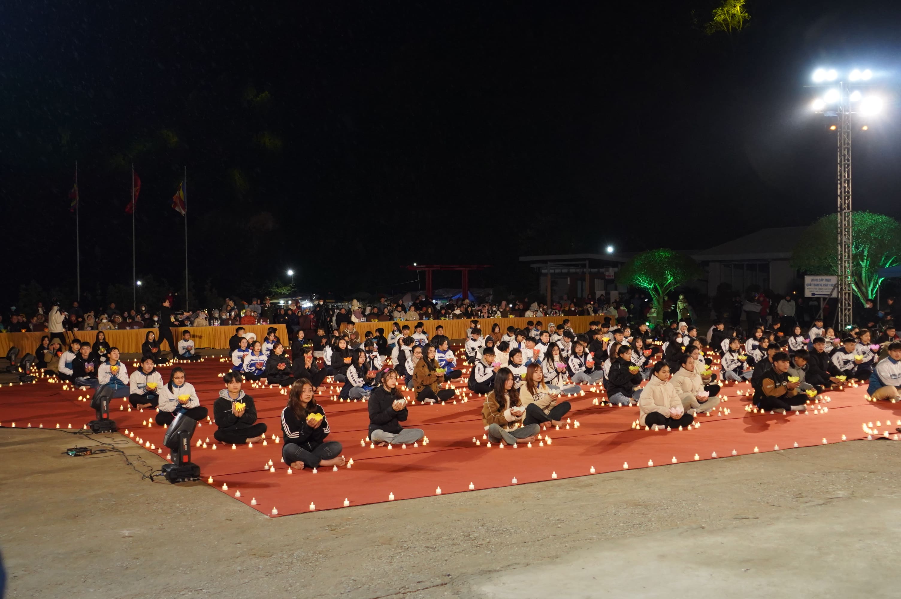 Khoảnh khắc dâng đăng thiêng liêng, cầu nguyện cho một năm Bính Ngọ an lành, hạnh phúc