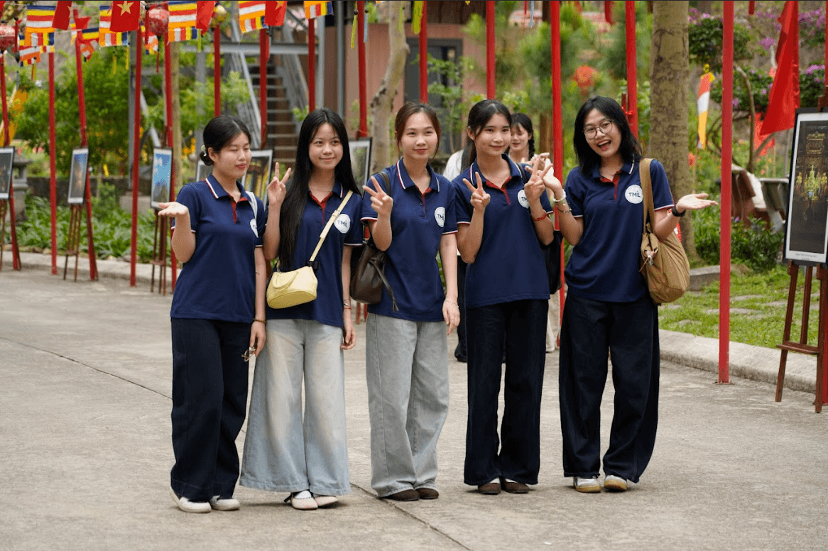 Các bạn sinh viên Trường Đại học Văn hóa Hà Nội rạng rỡ trong ngày trở lại tại thánh địa Ngọa Vân