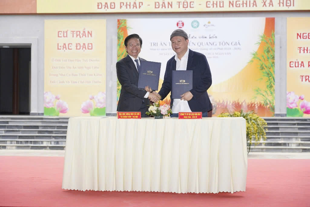 Trường Đại học KHXH&NV và đại diện Công ty Ngọa Vân Yên Tử ký kết hợp tác chiến lược