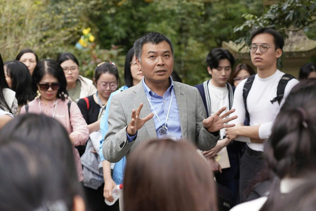 TS Nguyễn Văn Anh chia sẻ về lịch sử Am chùa Ngọa Vân với giảng viên và sinh viên