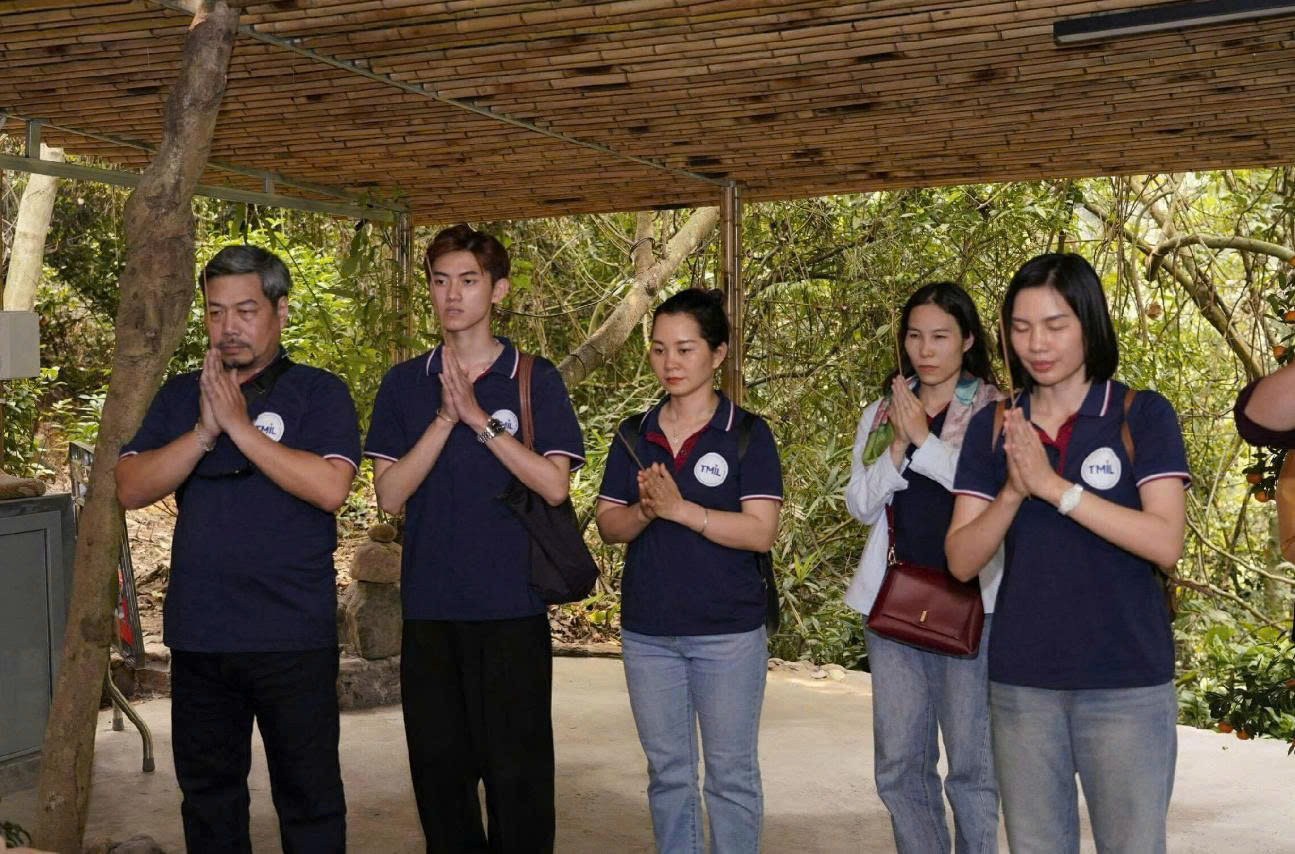 Thầy cô và Sinh viên trường Đại học Văn hóa Hà Nội thắp hương tại phủ Am Trà