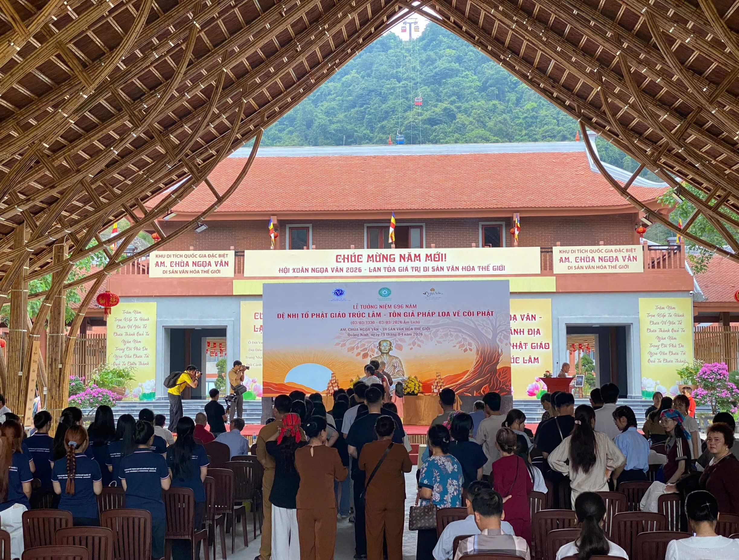 Toàn cảnh không gian lễ tưởng niệm trang nghiêm tại Ngọa Vân với sự tham gia của đông đảo đại biểu và phật tử