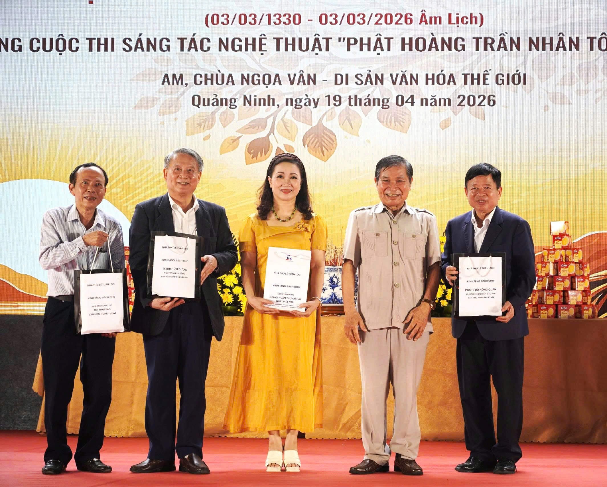 Nhà thơ Lê Tuấn Lộc trao tặng các tác phẩm tâm huyết về Phật giáo cho khách mời buổi lễ