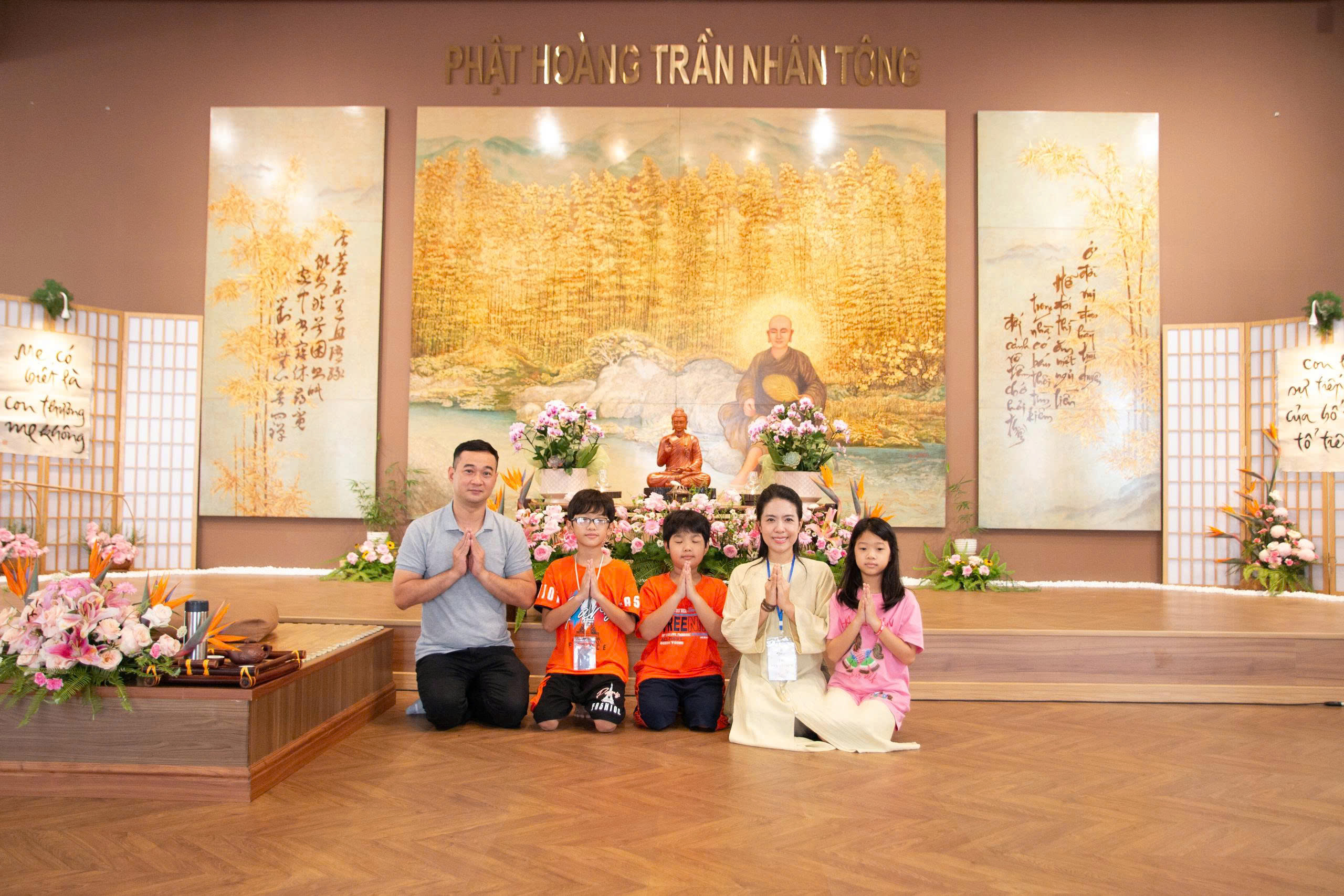 Trẻ em chơi đùa với thiên nhiên