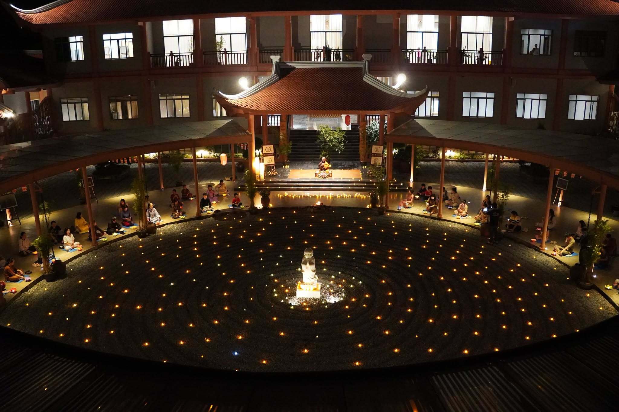 Gia đình thưởng trà dưới trăng