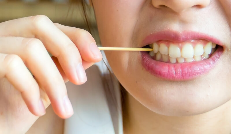 Mắc bệnh uốn ván do dùng tăm xỉa răng không đúng cách