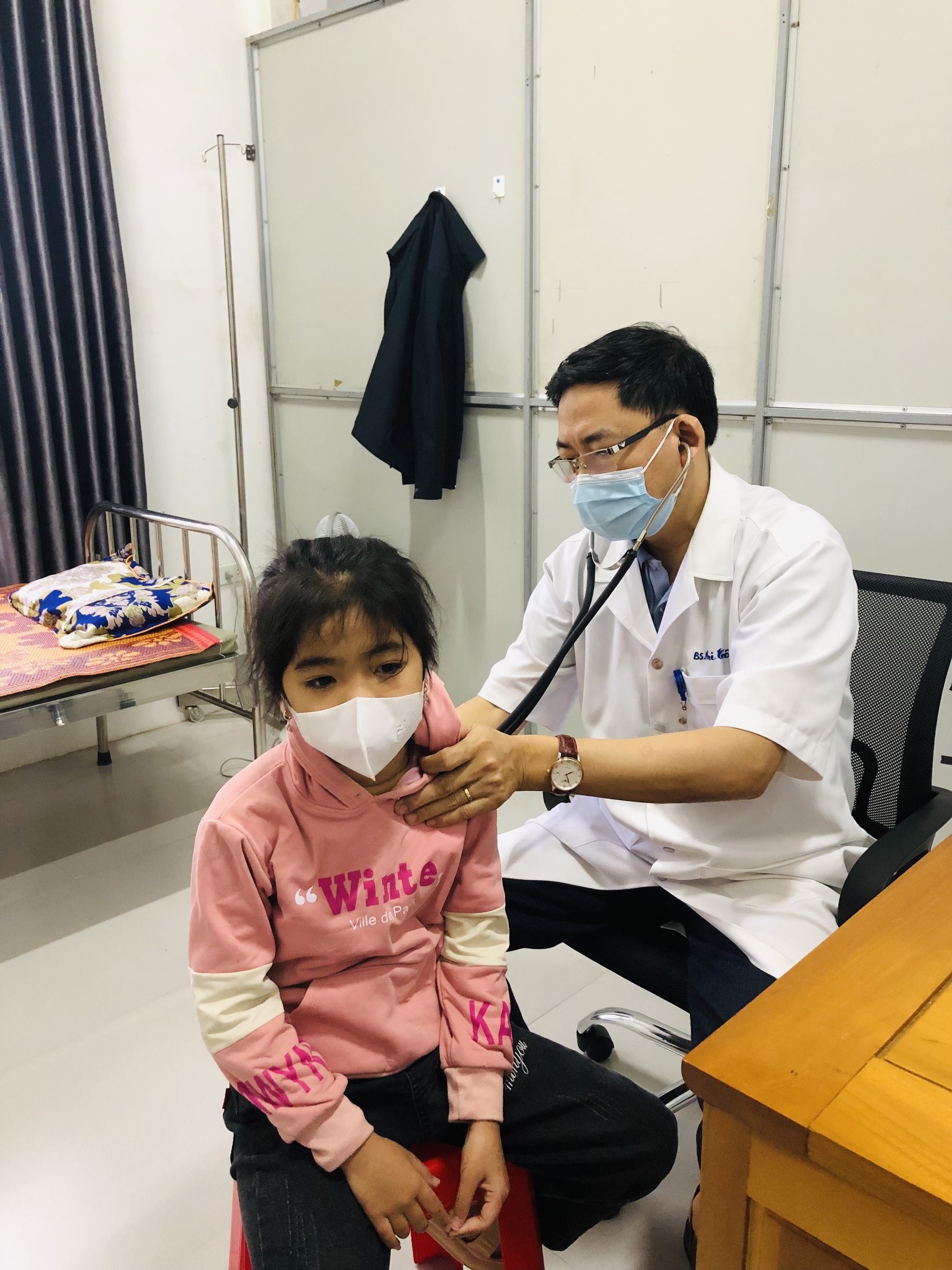 Con biếng ăn kéo dài: Bố mẹ phải làm sao?