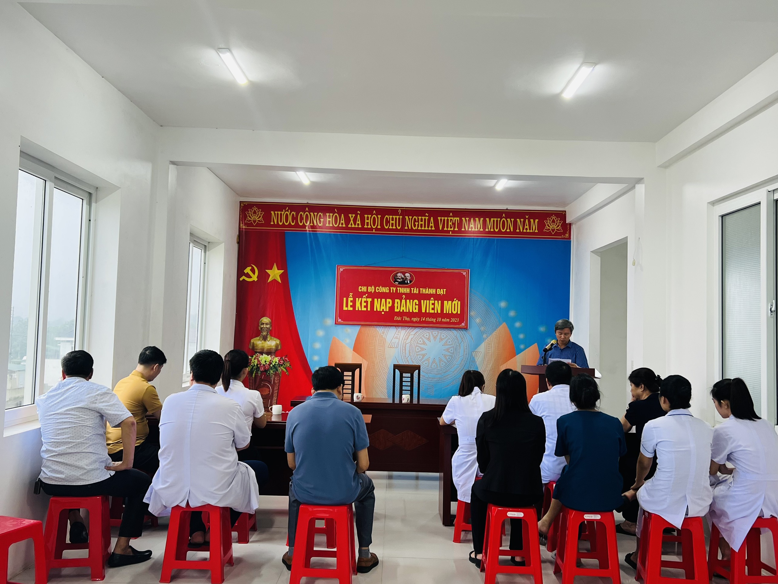 Chi bộ Công ty TNHH Tài Thành Đạt (Phòng khám đa khoa Hồng Hoàng) tổ chức lễ kết nạp đảng viên mới và phát động phong trào thi đua xây dựng 