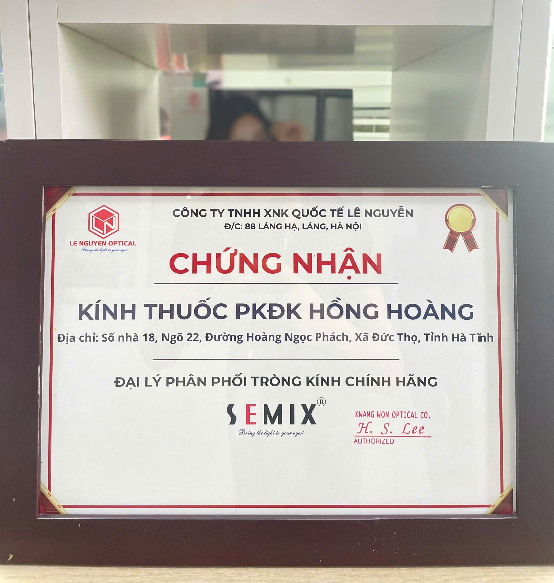 Khẳng định uy tín, nâng tầm chất lượng kính mắt