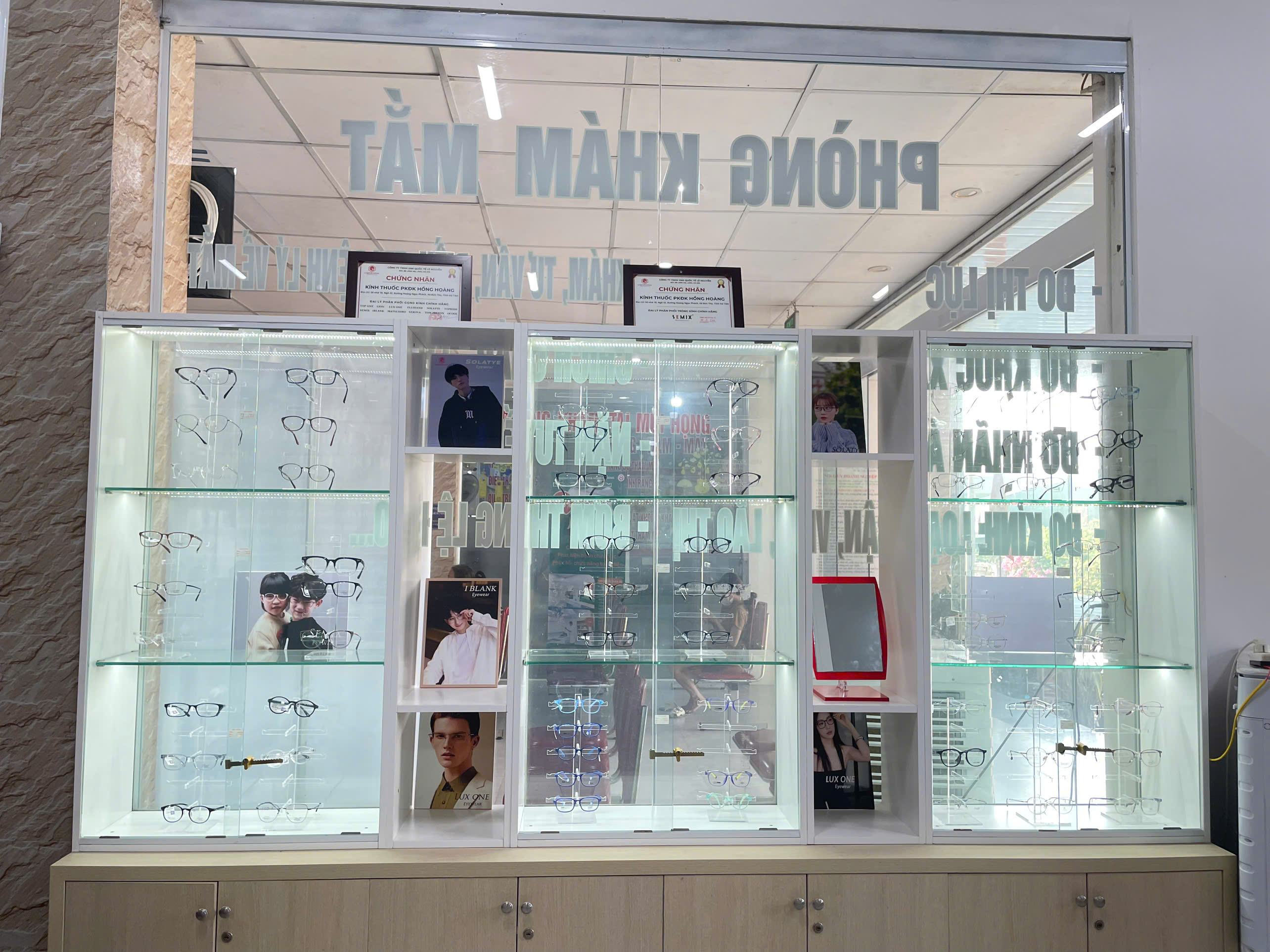 DỊCH VỤ KÍNH MẮT TẠI PHÒNG KHÁM ĐA KHOA HỒNG HOÀNG