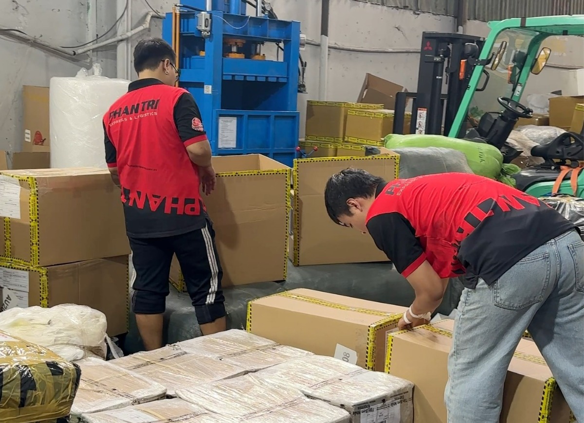 Nhân viên đóng hàng tại kho Phan Trí Express