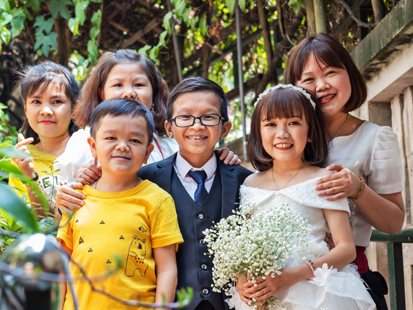 Thầy giáo tí hon kết hôn với cô dâu 1,2 mét