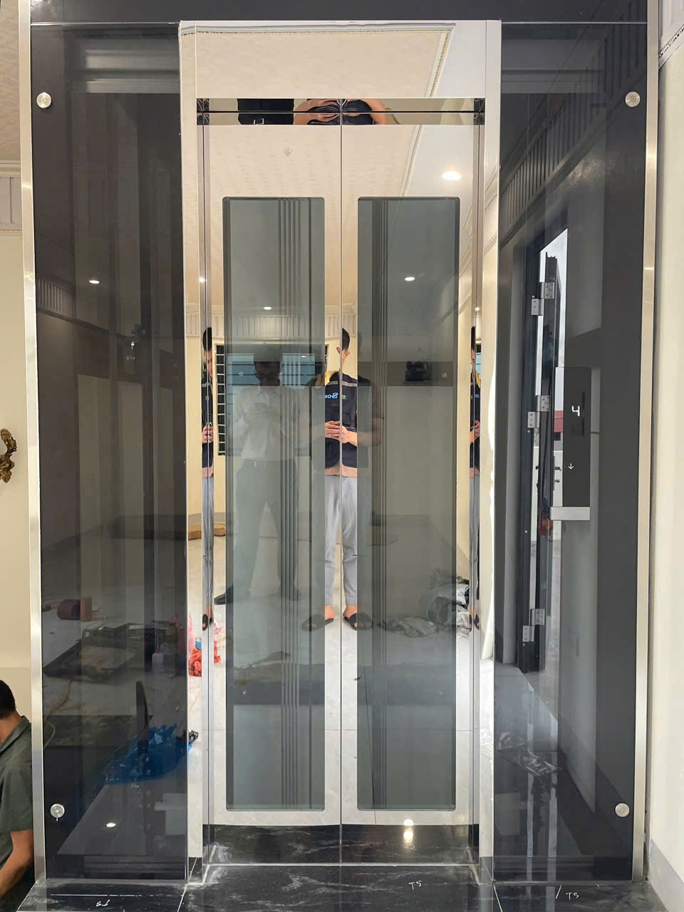 Thang Máy Tiêu Chuẩn Khung Thép Vách Kính