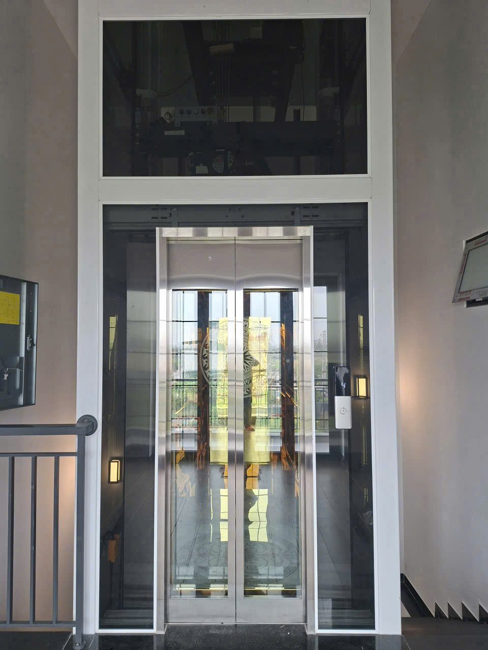 Thang Máy Tiêu Chuẩn Khung Thép Vách Kính