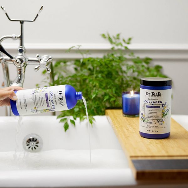 SỮA TẮM TRỊ LIỆU GIÚP THƯ GIÃN PHỤC HỒI LÀM SÁNG DA TỰ NHIÊN, RẠNG RỠ VÀ NUÔI DƯỠNG LÀN DA VỚI COLLAGEN, HOA LẠC TIÊN, HOA OẢI HƯƠNG , SỮA DỪA VÀ SỮA HẠNH NHÂN, DR TEAL'S SKIN THERAPY MILK BATH COLLAGEN RESTORATIVE SKIN 946ML