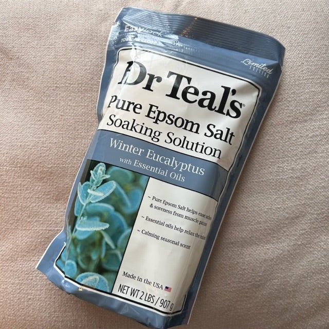 MUỐI TẮM TẨY TẾ BÀO CHẾT, GIÚP THƯ GIÃN GIẢM ĐAU NHỨC, CĂNG THẲNG MỆT MỎI VỚI HƯƠNG BẠCH ĐÀN VÀ LAVENDER DR TEAL'S PURE EPSOM SALT WINTER EUCALYPTUS WITH ESSENTIAL OILS 907GR ( DẠNG HẠT NGÂM )