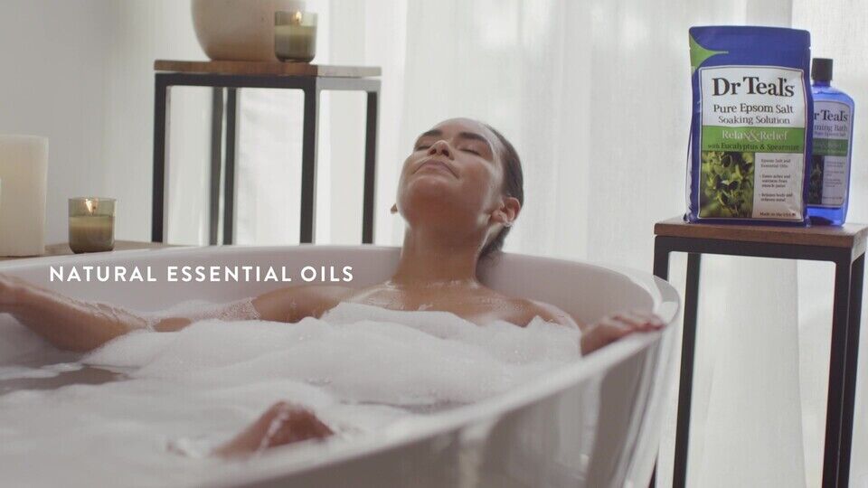 MUỐI TẮM TẨY TẾ BÀO CHẾT, GIÚP THƯ GIÃN GIẢM ĐAU NHỨC, CĂNG THẲNG MỆT MỎI VỚI HƯƠNG GỖ TUYẾT TÙNG VÀ CAM DR TEAL'S PURE EPSOM SALT COZY CASHMERE WITH ESSENTIAL OILS 907GR ( DẠNG HẠT NGÂM )