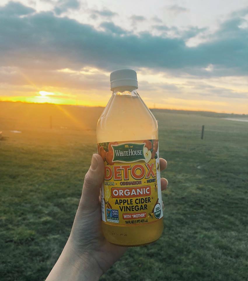 NƯỚC UỐNG THẢI ĐỘC, THANH LỌC CƠ THỂ VỚI GIẤM TÁO . CHANH, QUẾ VÀ MẬT ONG HỮU CƠ VÀ KHÔNG BIẾN ĐỔI GEN WHITE HOUSE DETOX ORGANIC APPLE CIDER VINEGAR CHAI 473ML