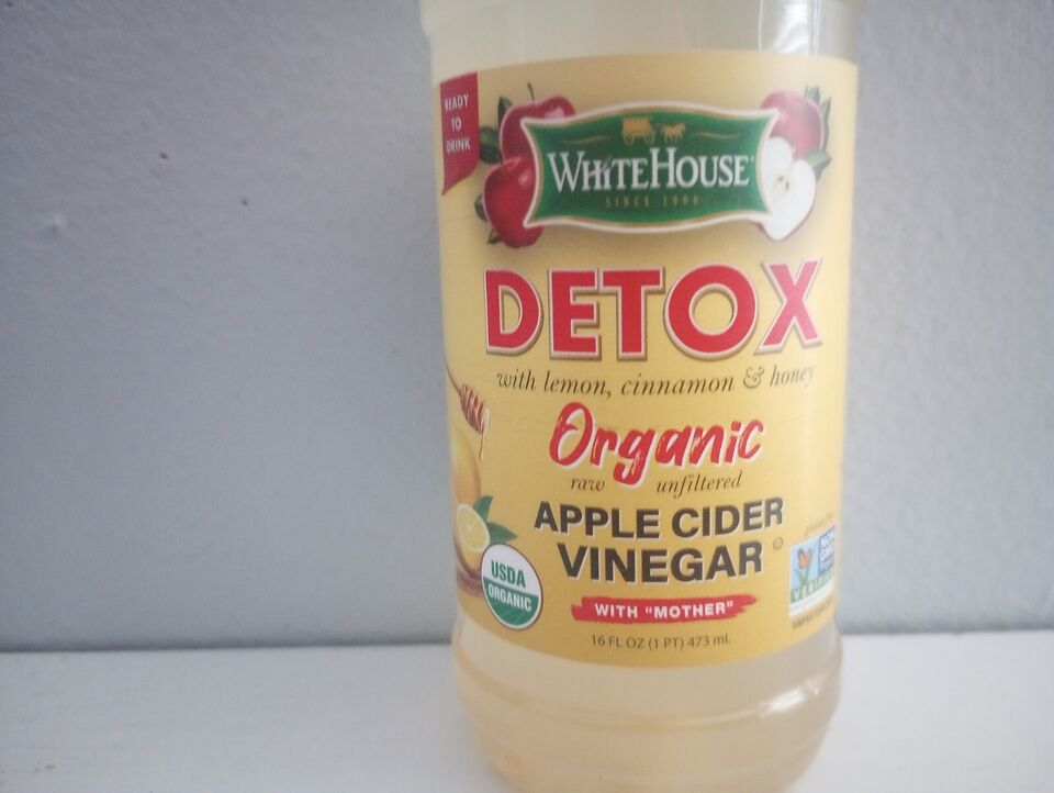 NƯỚC UỐNG THẢI ĐỘC, THANH LỌC CƠ THỂ VỚI GIẤM TÁO . CHANH, QUẾ VÀ MẬT ONG HỮU CƠ VÀ KHÔNG BIẾN ĐỔI GEN WHITE HOUSE DETOX ORGANIC APPLE CIDER VINEGAR CHAI 473ML