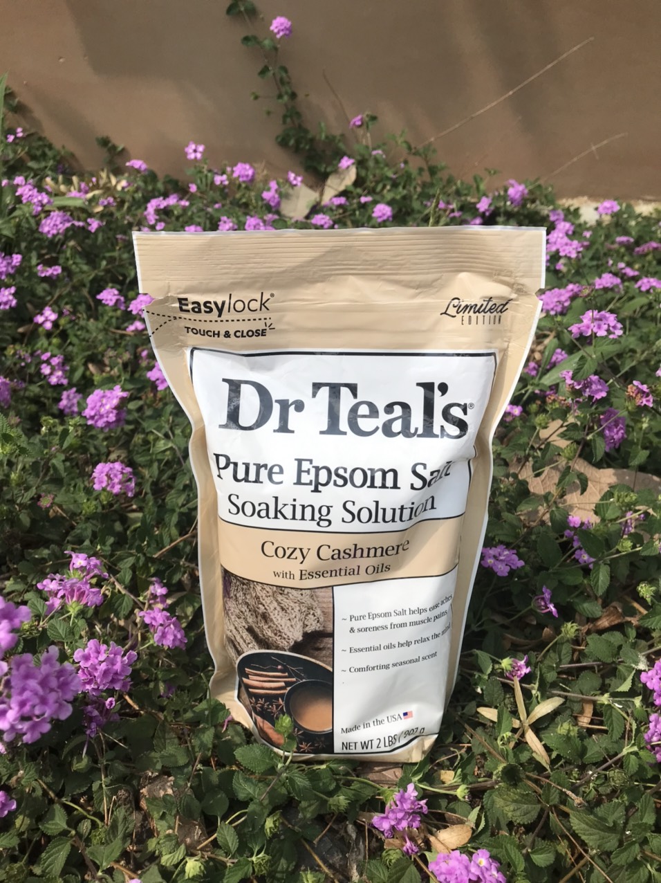 MUỐI TẮM TẨY TẾ BÀO CHẾT, GIÚP THƯ GIÃN GIẢM ĐAU NHỨC, CĂNG THẲNG MỆT MỎI VỚI HƯƠNG GỖ TUYẾT TÙNG VÀ CAM DR TEAL'S PURE EPSOM SALT COZY CASHMERE WITH ESSENTIAL OILS 907GR ( DẠNG HẠT NGÂM )