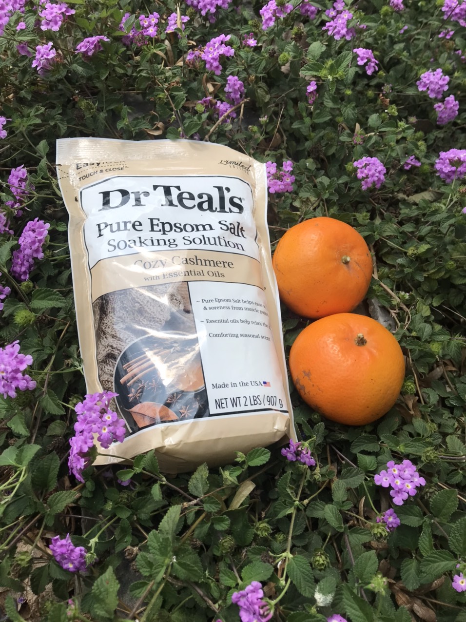 MUỐI TẮM TẨY TẾ BÀO CHẾT, GIÚP THƯ GIÃN GIẢM ĐAU NHỨC, CĂNG THẲNG MỆT MỎI VỚI HƯƠNG GỖ TUYẾT TÙNG VÀ CAM DR TEAL'S PURE EPSOM SALT COZY CASHMERE WITH ESSENTIAL OILS 907GR ( DẠNG HẠT NGÂM )