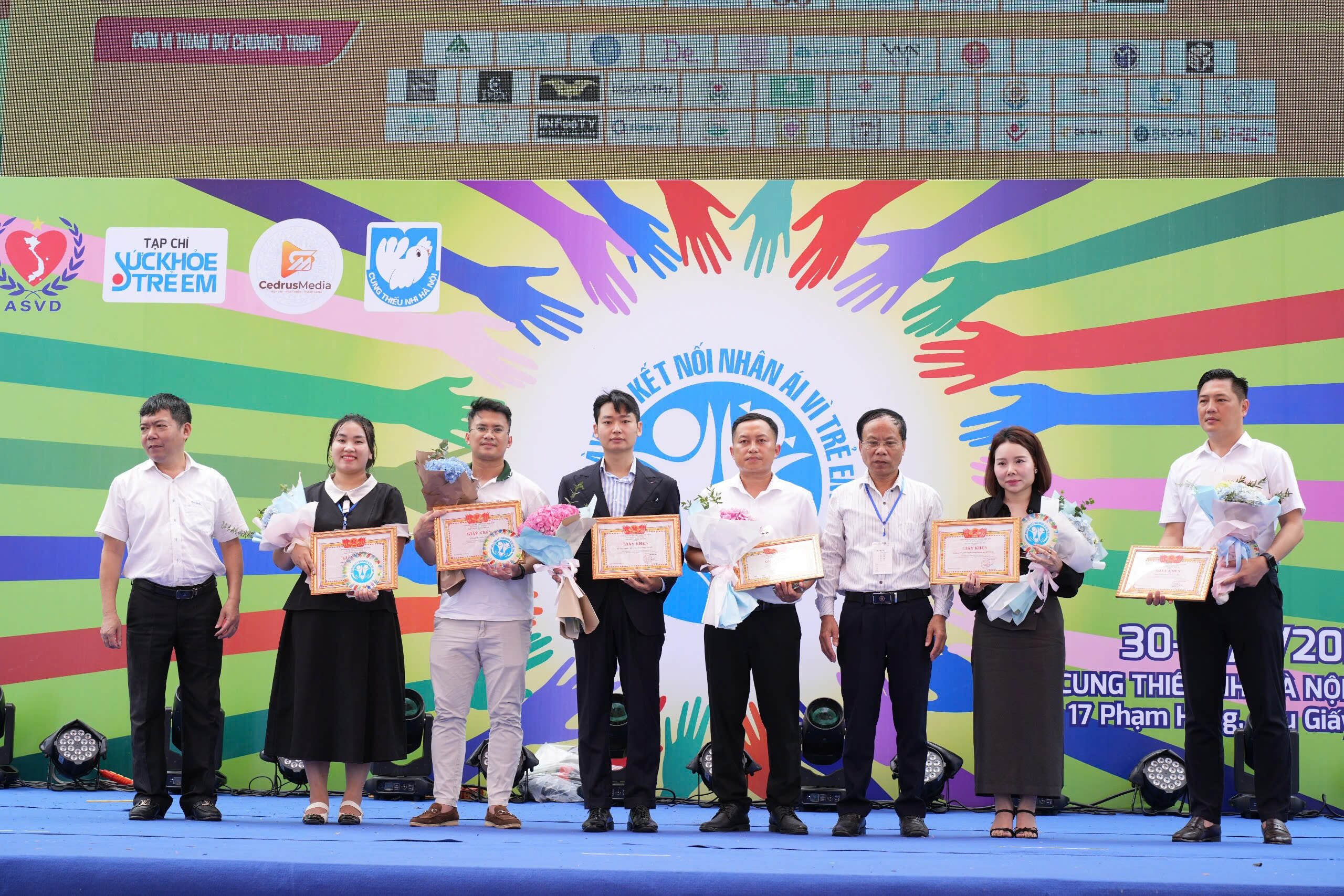 Đại diện HVL nhận kỷ niệm chương tại Ngày hội Kết nối Nhân ái vì Trẻ em 2026