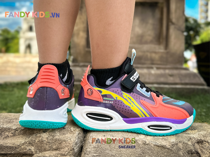 Các loại vật liệu được sử dụng trong giày bóng rổ trẻ em và tác động của chúng đối với độ bền?