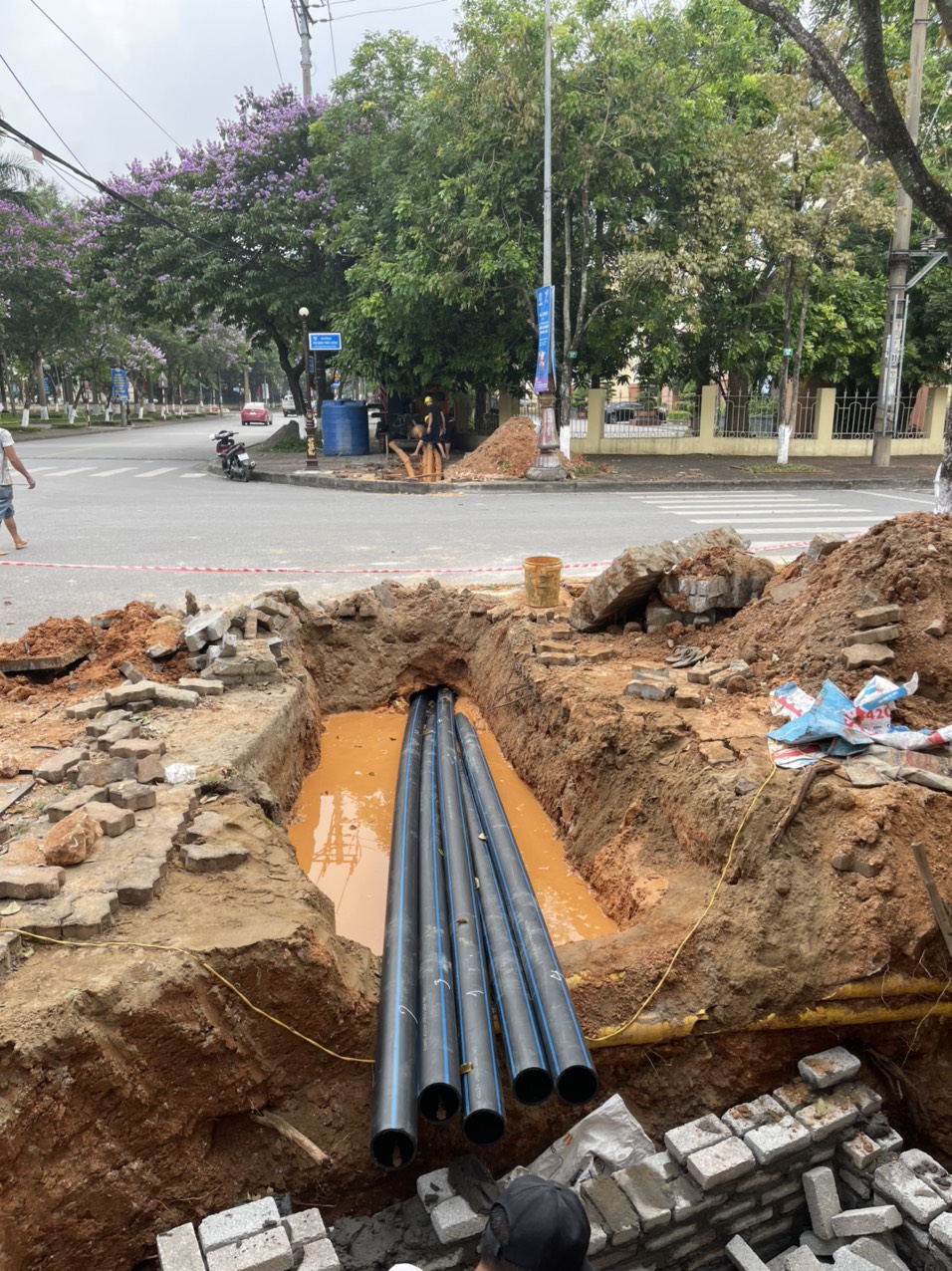 Khoan kích ngầm ngang đường