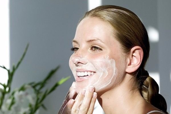 Nguyên nhân khiến da nhạy cảm và cách chăm sóc