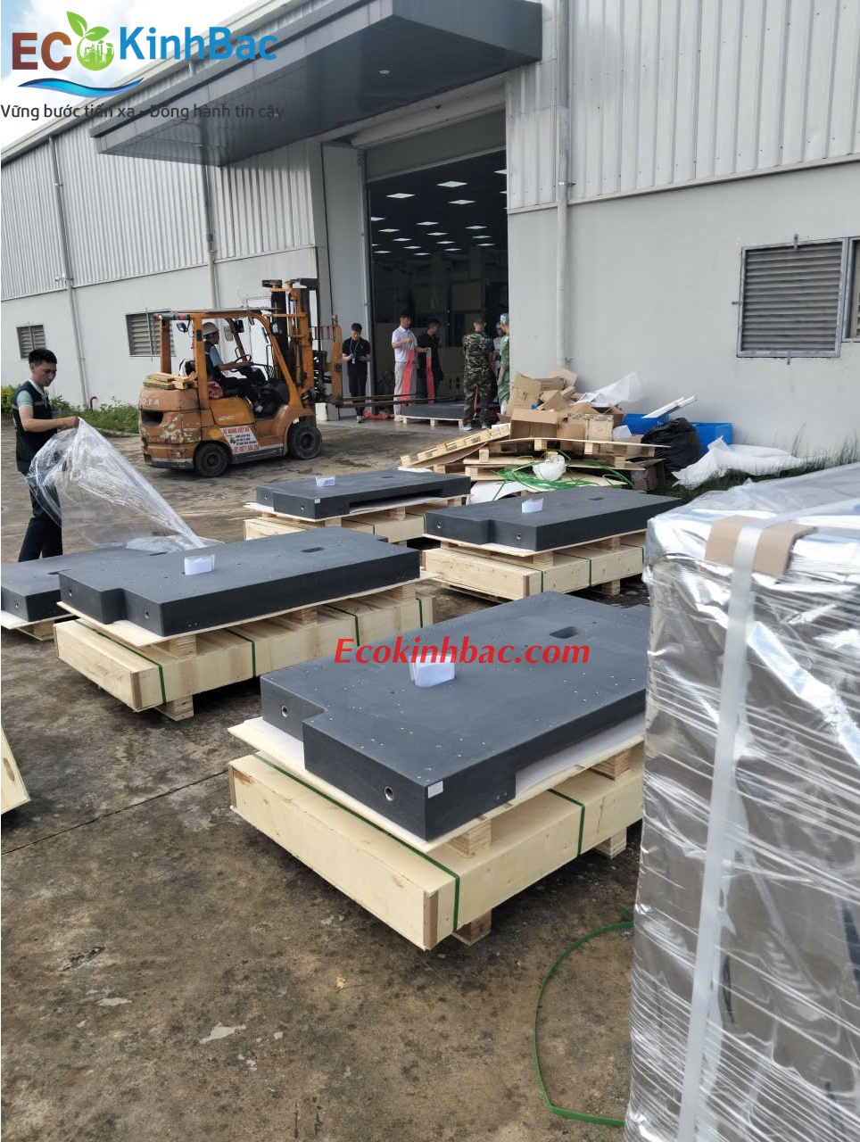 Sử Dụng Dung Môi Chuyên Dụng Nào Để Vệ Sinh Bàn Máp Mà Không Ăn Mòn Bề Mặt?