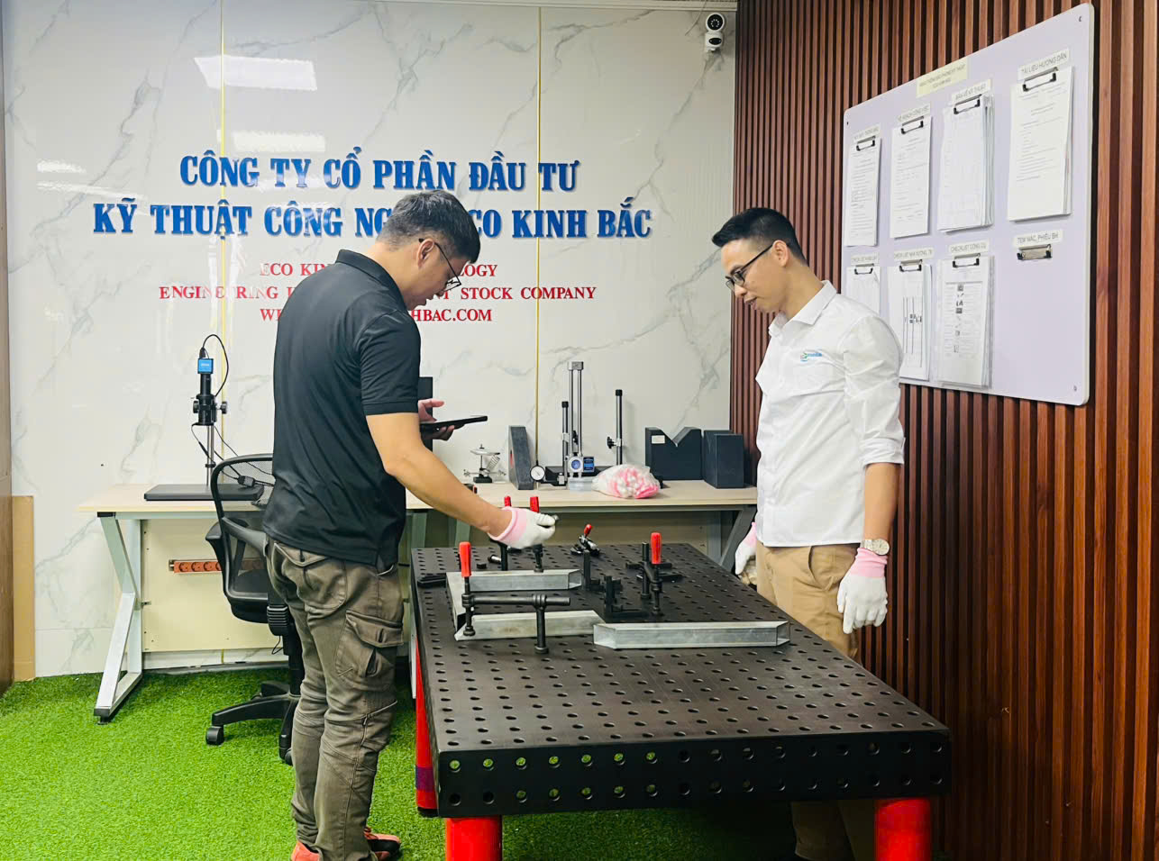 Kết Hợp Kẹp Góc, Chốt Định Vị Và Khối Đỡ D16/D28 Khi Gá Hàn Góc