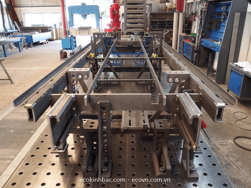 Ứng Dụng Bàn Gá Hàn Trong Gia Công Xe Nâng, Xe Công Trình