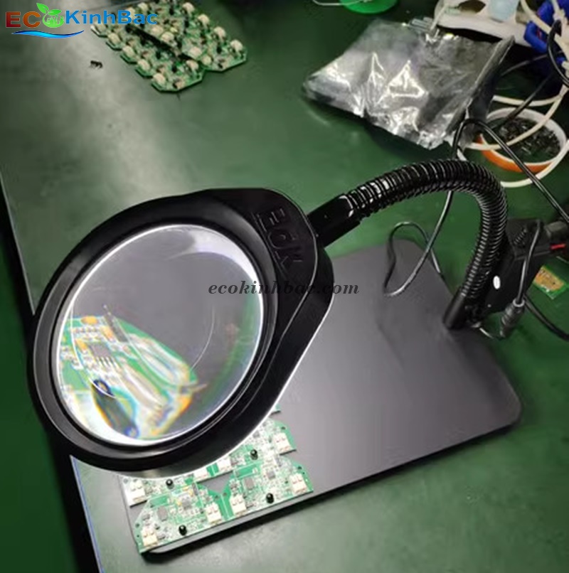 Kính lúp để bàn – Trợ thủ đắc lực trong ngành y tế và chăm sóc sức khỏe