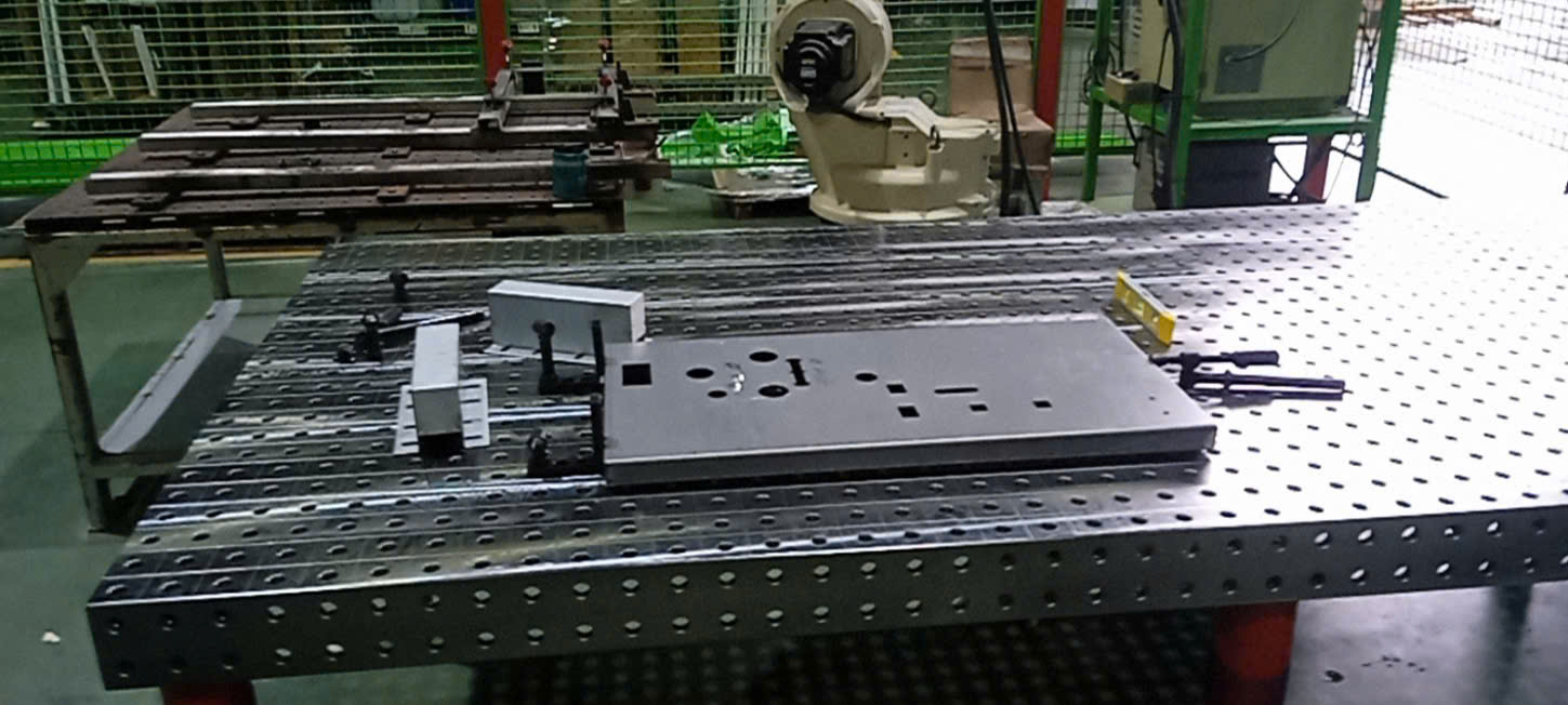 Bàn Hàn Gang Hay Bàn Hàn Thép? Tư Vấn Chuyên Sâu Cho Kỹ Sư Cơ Khí