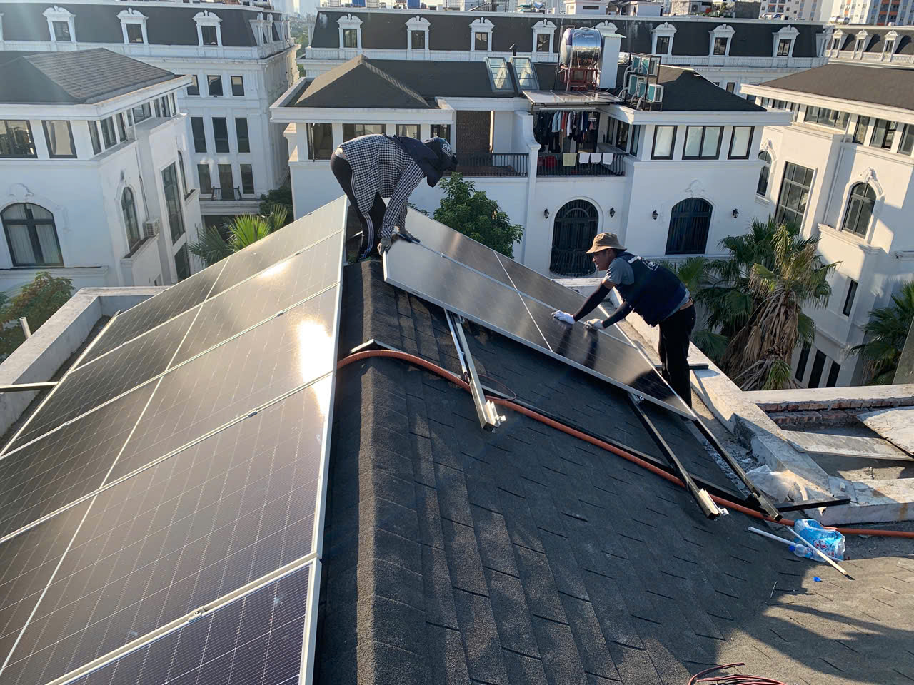 thi công hệ thống điện NLMT hệ 12.5 kw cho nhà anh THANH khu đô thị LOUIS HOÀNG MAI HÀ NỘI