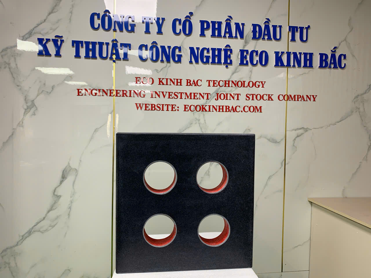thước vuông  góc đá granite 400x400x50