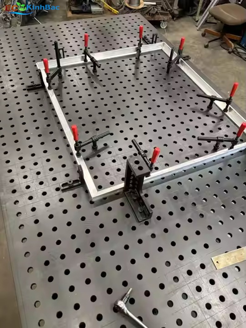 Bàn gá hàn kích thước 1500x1500 lỗ D16 vật liệu gang