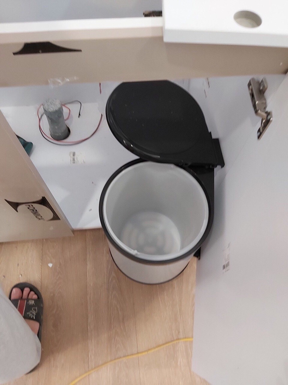 Thùng rác tròn gắn cánh tủ Eurogold