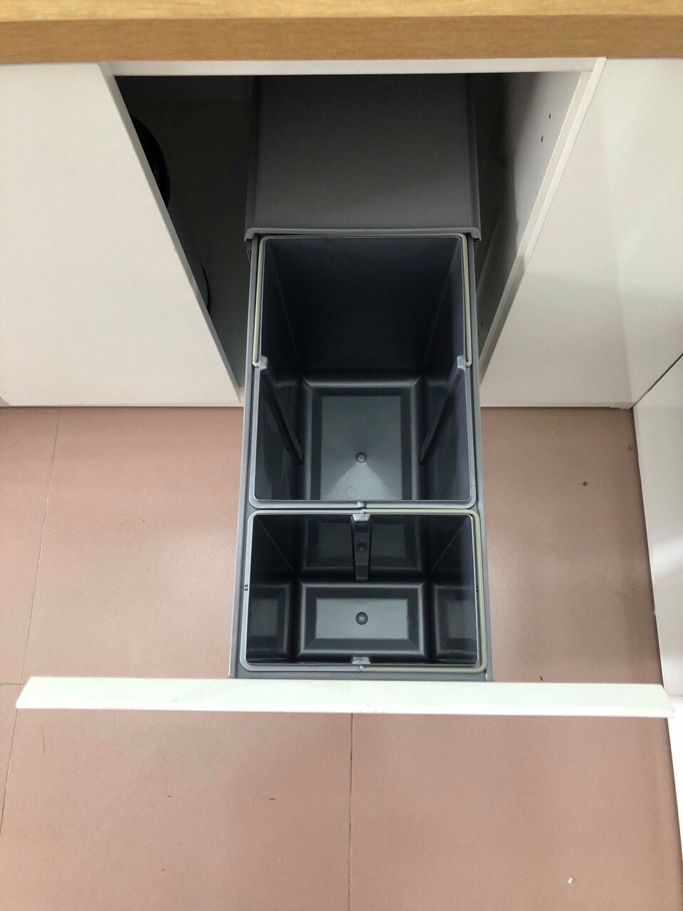 Thùng rác đôi âm tủ gắn cánh Eurogold