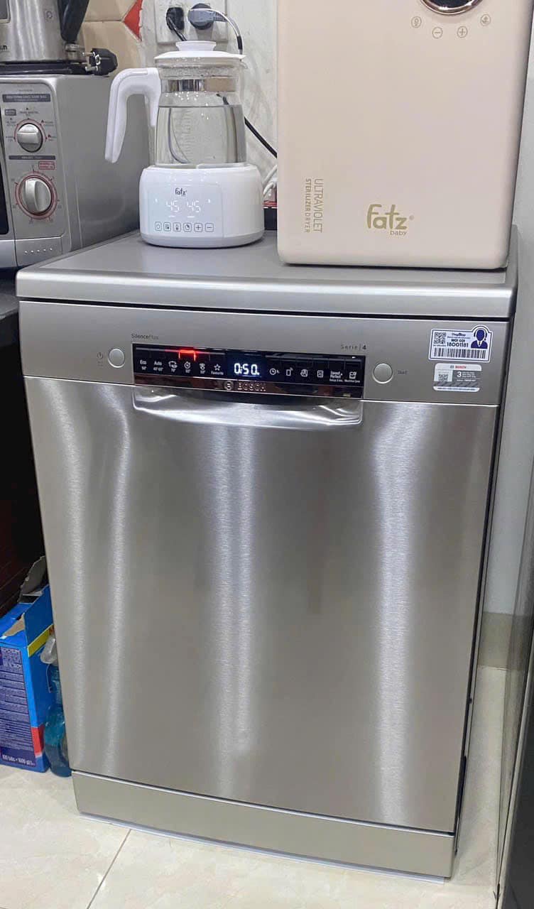 Máy rửa bát độc lập Bosch SMS4ECI26E Serie 4 tự động hé cửa