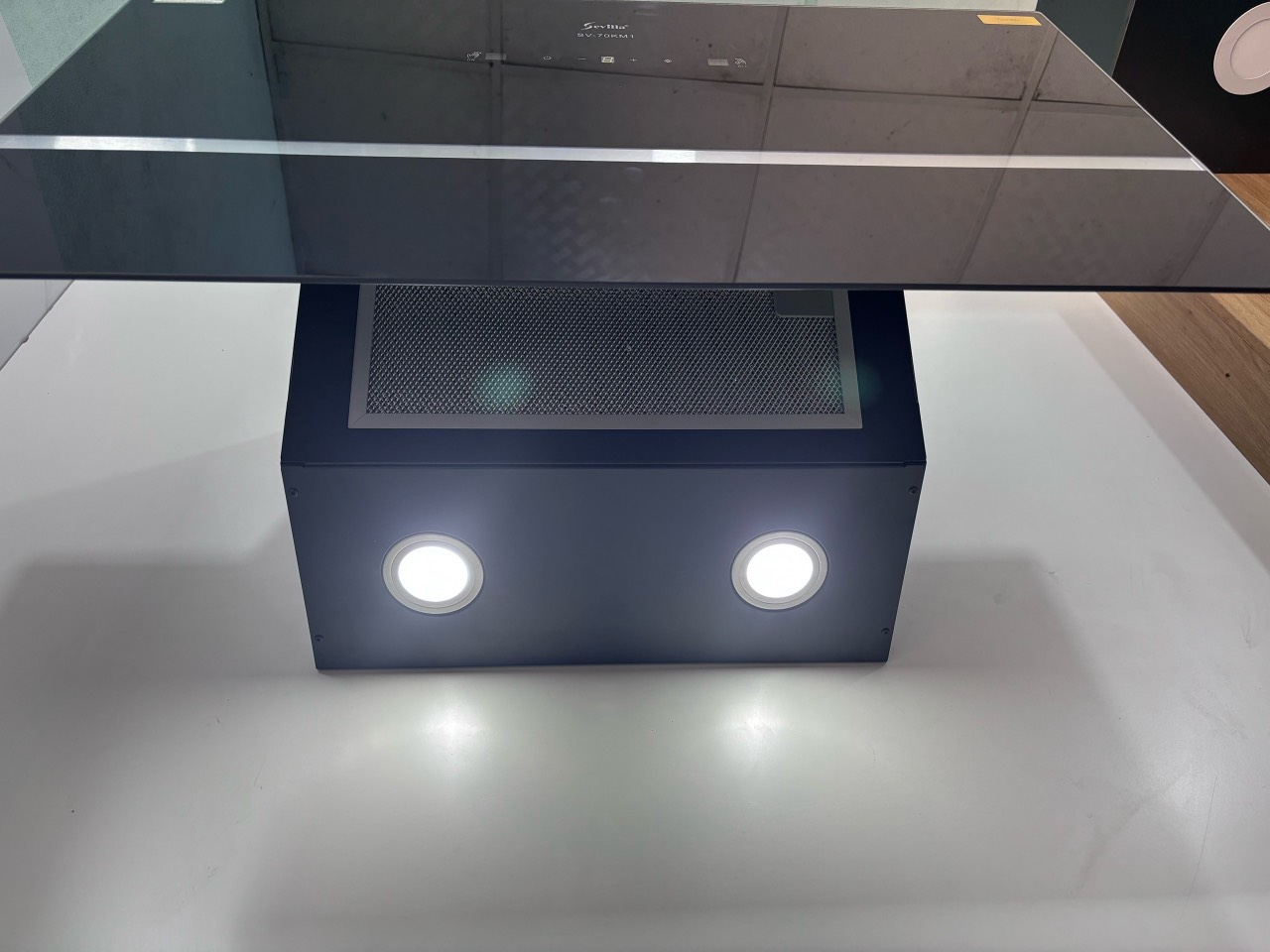 Máy hút mùi kính vát Sevilla SV-70 KM1