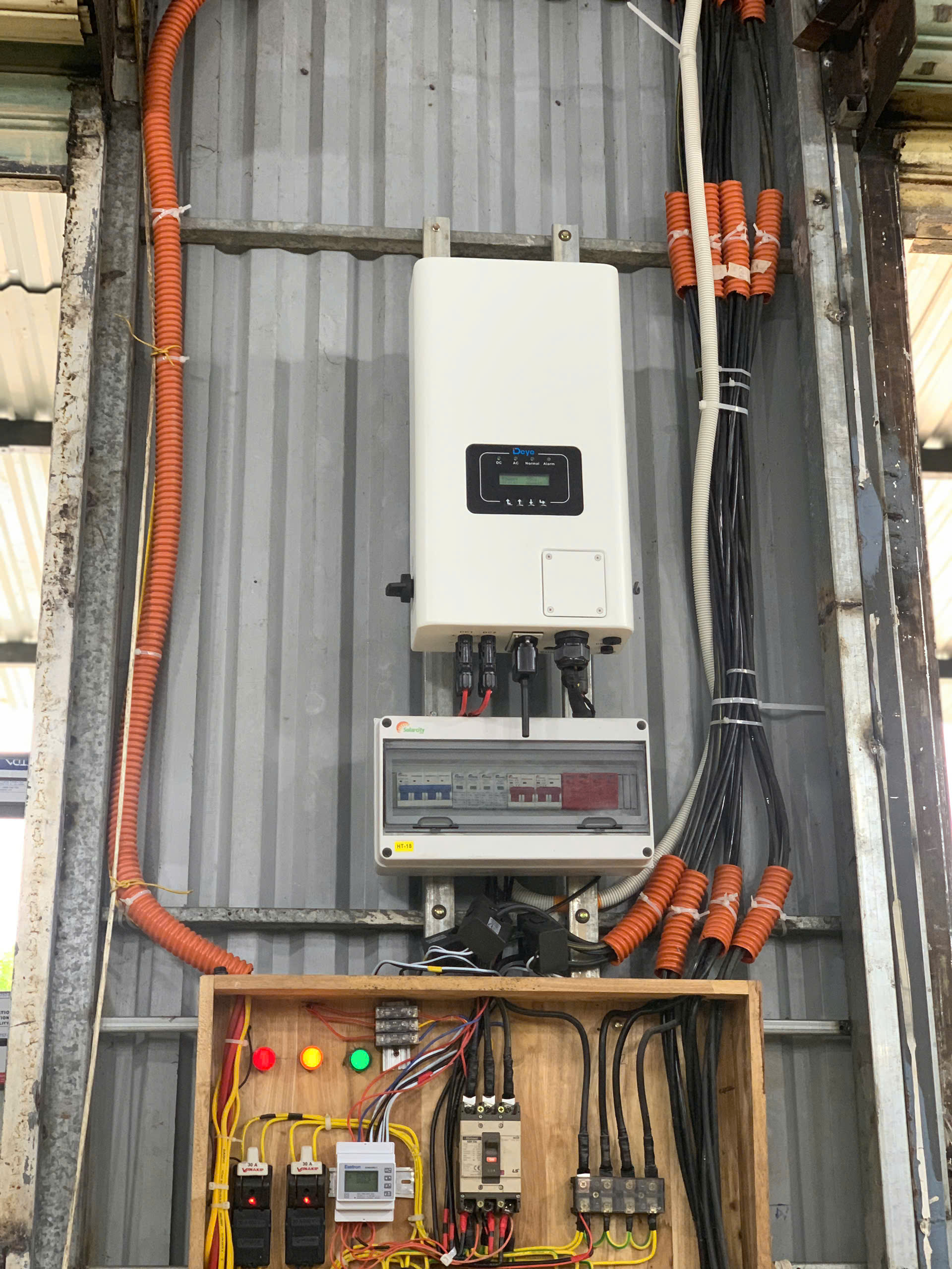 Thi công lắp đặt tấm pin năng lượng mặt trời áp mái tại Nha Trang