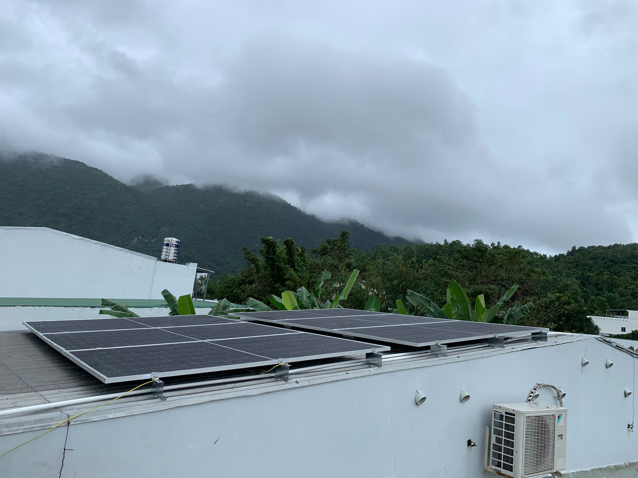 Hệ thống Inverter Hybrid Solax và Tủ điện PVN Solar thi công