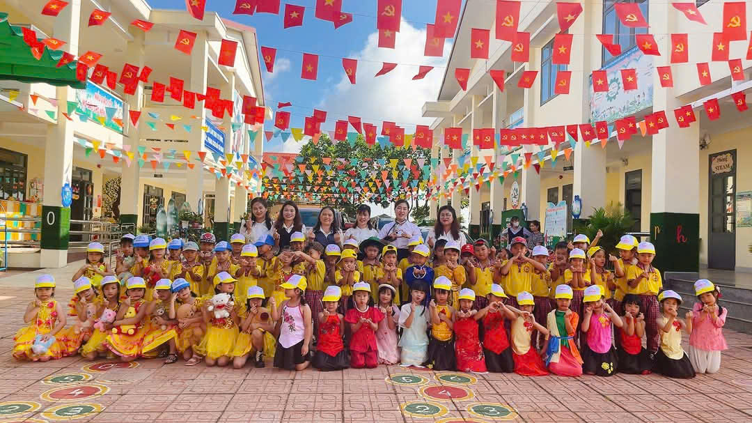 HOẠT ĐỘNG TRẢI NGHIỆM: THAM QUAN TRƯỜNG TIỂU HỌC CỦA CÁC BÉ 5-6 TUỔI NĂM HỌC 2024-2025