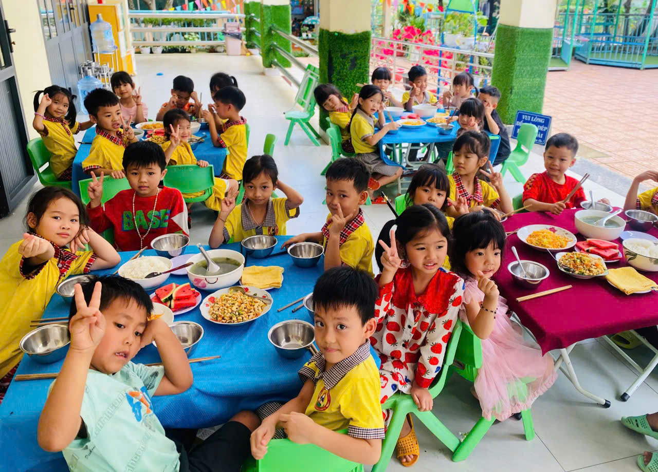 TỔ CHỨC “BỮA ĂN GIA ĐÌNH” CHO TRẺ TẠI TRƯỜNG MẪU GIÁO ĐAM B'RI