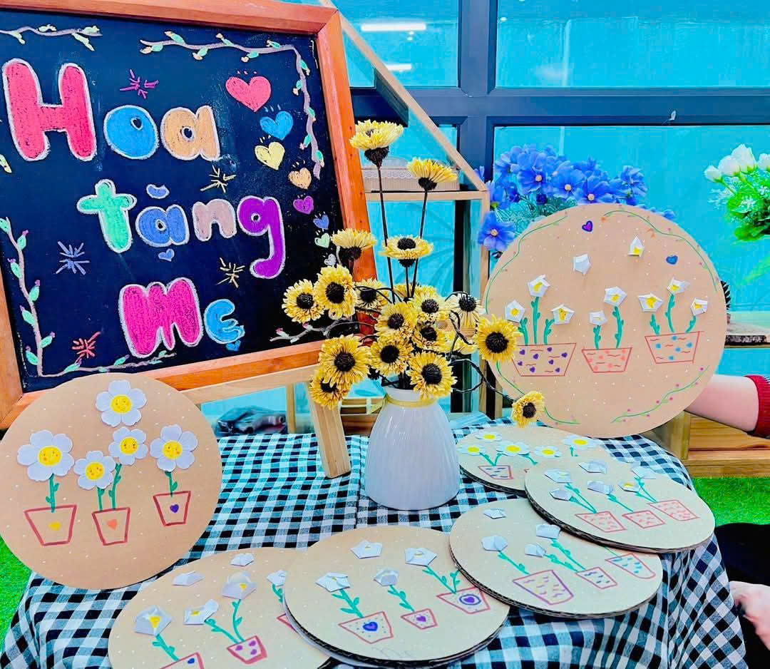 Hoạt động làm thiệp chúc mừng ngày 8/3