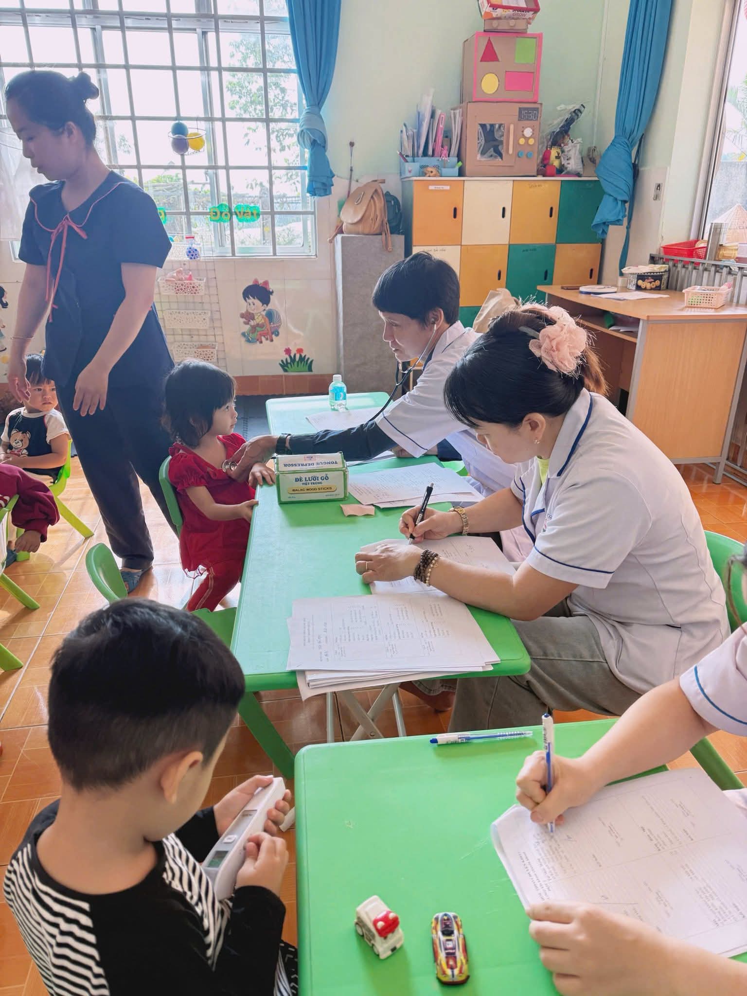 TRƯỜNG MẪU GIÁO ĐAM B’RI TỔ CHỨC KHÁM SỨC KHỎE ĐỊNH KỲ CHO TRẺ